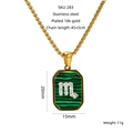 Détail macro du collier en acier plaqué or 18k avec pendentif en malachite verte - Scorpion