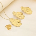 Gouden roestvrijstalen sieradenset met gegolfde bloemblaadjes ketting oorbellen en ring - Golvende Rand Botanische Textuur Stijl (KS220657-LX)