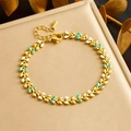 Détail du bracelet chaîne feuilles dorées avec émail blanc et bleu, cadre de luxe - Feuille Bleue et Blanche (B1418)