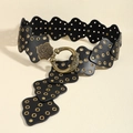 Dettaglio cintura a corsetto in pelle nera con occhielli dorati e fibbia barocca - Nero / 105cm
