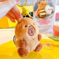 Portachiavi peluche Capybara con piccolo zaino bianco e campanellino giallo - Con Guscio d'Ostrica