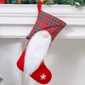 Calza di Natale in peluche rosso con risvolto scozzese verde, gnomo e fiocco di neve bianco - Calza a quadri rossa