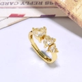 Vergoldeter Hip-Hop-Ring mit drei herzförmigen Zirkonia-Steinen und offenem Design - Drei-Herz-Stil-Klarer Stein (ZYN-DMR117G-1)