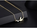 Vue macro d'un collier pendentif oiseau doré orné de zircons blancs étincelants - Couleur Or 14K (40+5 cm)