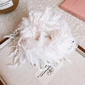 Gros plan d'un chouchou en plumes blanches douces posé sur un plateau décoratif blanc - Chouchou Plume (HH7179) / Blanc
