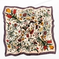 Seidenschal mit Blumenmuster, beigem Zentrum und dunkelviolettem Rand mit Schmetterlingen - Beigegelb