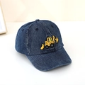 Détail d'une casquette en denim pour enfants avec broderie pelleteuse jaune et visière courbée - 52cm (2-6 Ans) / Bleu foncé