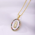 Détail du pendentif Vierge de Guadalupe doré serti de pierres sur tissu en soie - Style D-Or Zircon Multicolore Base Blanche Ovale