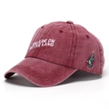Dettaglio cappellino bordeaux lavato con ricamo bianco e motivo di colibrì colorato - Taglia unica / Borgogna
