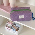 Beauty case trapuntato a quadri viola con cerniera verde e ciondolo con nappa blu - Viola