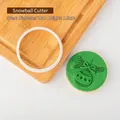 Tagliabiscotti bianco da 7 cm a forma di palla di Natale con stampo verde in rilievo - Tagliabiscotti Rotondo / 7cm di Diametro