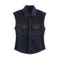 Gilet en jean bleu foncé avec surpiqûres orange et poches poitrine sur fond blanc - XS / Hauts / Bleu foncé