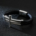 Vista detallada de pulsera de cuero trenzado negro con cruz de acero plateada de hombre - Color Acero (KB130231--KFC)