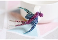 Spilla a forma di rondine vintage in argento con strass viola e blu su una tazza - Rondine con Sfera Spilla Rosa Rosso