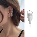 Ear cuff argento con lunghe nappe di perline pendenti per orecchie senza buco - Ear Cuff Singolo con Frangia di Perline Tonde