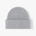 Berretto in maglia grigio chiaro con risvolto soffice per il calore invernale - Grigio chiaro