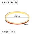 Vista dettagliata di un bracciale dorato con zircone rosso rettangolare e dimensioni - Rosso (NB-B6184-RD)