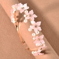 Dettaglio di fiori in resina rosa e perle sintetiche su cerchietto in oro rosa - Fiore Rosa Opaco / Rosa