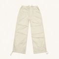 Pantaloni a paracadute a gamba larga bianco sporco con coulisse regolabili su sfondo neutro - M / Bianco neve