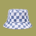 Dettaglio del cappello da pescatore a scacchi blu con motivi a nuvola tie-dye - M (56-58cm) / Scacchiera Blu e Bianca