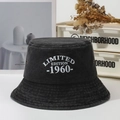 Cappello da pescatore vintage in denim grigio scuro con ricamo 1960 bianco e occhielli - 1960 Nero