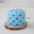 Sky blue sofa-shaped scented candle on wood slice with 7.2x6.3cm size markings - Sofa Tufted Texture (Rosemary Mint) / Blue