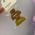 Dettagli di due mini mollette per capelli in marrone e verde lime nella confezione - Piccolo Semicerchio (Verde Frutta + Caffè)