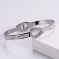 Dettaglio del bracciale a goccia d'argento con pietre di zircone pavé scintillanti - Color Acciaio