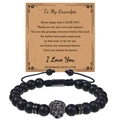 Dettaglio del bracciale in onice nera opaca con testa di leone e biglietto per nonno - Al mio nonno