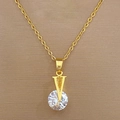 Dettaglio di una collana in titanio dorato a V con un grande ciondolo in zircone brillante - Ciondolo a V (F217)