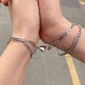 Set di bracciali a cuore magnetico per coppia con catena cubana e maglia in acciaio - 5585701