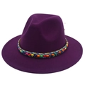 Détail d'un chapeau fedora violet foncé avec ruban tissé ethnique et perles colorées - Violet foncé