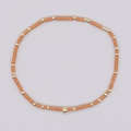 Pulsera artesanal con cuentas naranjas y detalles de metal dorado pulido en forma circular - Cuentas de Columna Terracota Oro