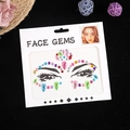 Bijoux de visage colorés multiformes sur carte blanche avec affichage de modèle - Multicolore