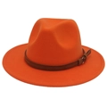 Détail d'un chapeau en feutre orange avec ruban en cuir marron et boucle métallique - Jaune Orangé (Bord Plat Corde Jaune)