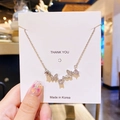 Collier papillon argenté élégant avec zircon et perles sur une carte de support - Papillon argenté