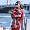 Ethno-Schal mit rotem Paisley-Muster und Fransen, präsentiert von einem Model in der Stadt - Roter Paisley Ethno-Schal
