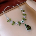 Dettaglio collana floreale argento con ciondolo a goccia in zircone verde in scatola - Collana-Verde