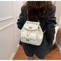 Détail d'un sac à dos blanc matelassé avec fermoir doré et bandoulière en chaîne sur modèle - L / Blanc