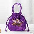 Paarse satijnen emmer tas met traditioneel bloemenborduurwerk en handige handvatten - Violet