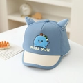 Dettaglio del cappellino bimbo bianco e blu con patch dinosauro e graziose orecchie 3D - 48cm (5-18 mesi) / Blu Dinosauro