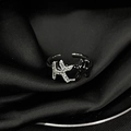 Vue macro d'une bague lune réglable sertie de cristaux pavés sur un fond en soie noire - Ouvert Réglable / Style de Figure Noir Blanc