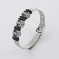 Pulsera ajustable de malla de acero inoxidable con anillos de goma negra y dijes - Color Acero
