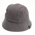 Dettaglio del cappello a secchiello grigio scuro con cuciture rifinite e etichetta laterale - M (56-58cm) / Grigio