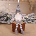 Gnomo di Natale in peluche a strisce grigie e bianche seduto su un tronco - Bambola a gambe lunghe da appendere / Grigio