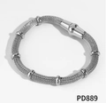 Bracciale in maglia intrecciata argento con anelli decorativi e chiusura magnetica su bianco - Bracciale Argento (PD889)