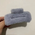 Minimalistische graue Plüsch-Haarklammer in der Hand gehalten für weichen Winter-Look - Quadratisch Dunstiges Blau / 12cm