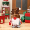 Gnomo navideño con astas de reno, cuerpo rojo y brazos a rayas con un mini árbol decorativo - Estilo de sombrero marrón