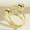 Detailansicht eines goldfarbenen Doppelring-Designs mit polierten Metallkugeln - Doppelschicht Zwei Perlen Ring