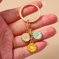 Llavero dorado con tres colgantes de margaritas en esmalte blanco, azul y amarillo - Amarillo/Azul/Blanco